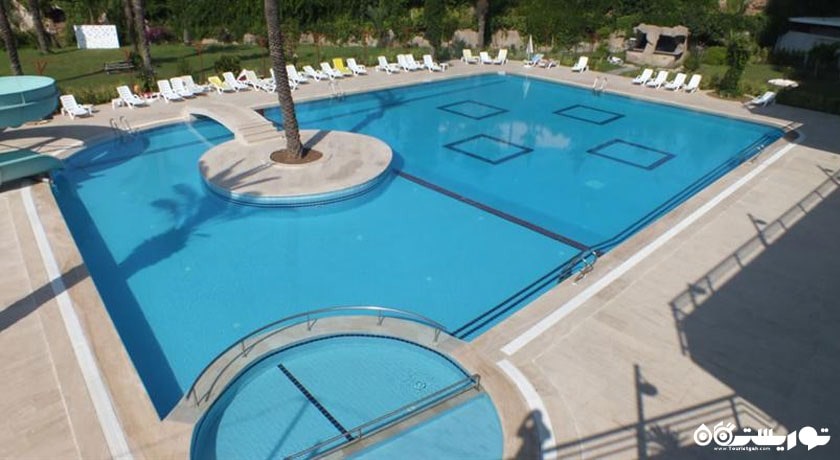 استخر روباز  هتل سوئیکس لارا	